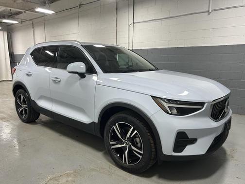 2025 Volvo XC40 B5 Core Bright Theme