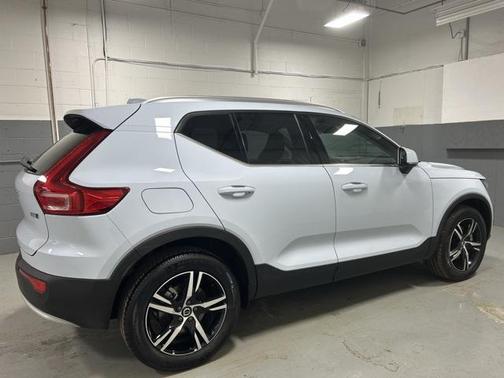 2025 Volvo XC40 B5 Core Bright Theme