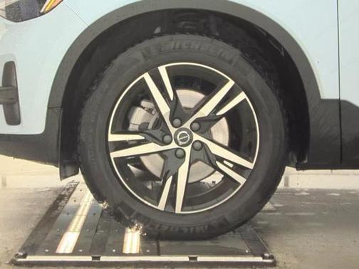 2025 Volvo XC40 B5 Core Bright Theme