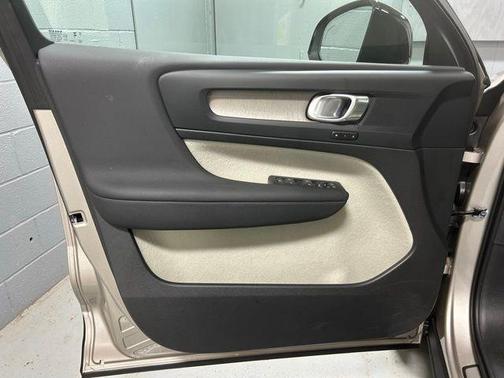 Bright Dusk Metallic 2023 Volvo XC40 B5 Plus Dark Theme