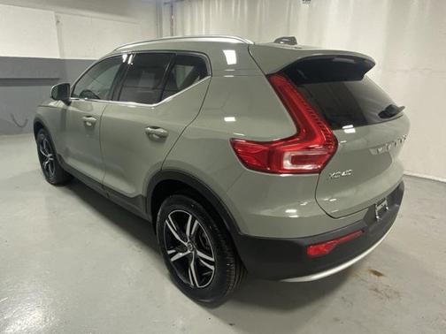 2025 Volvo XC40 B5 Core Bright Theme