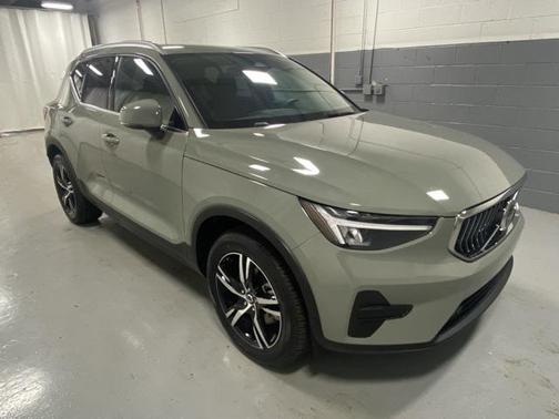 2025 Volvo XC40 B5 Core Bright Theme