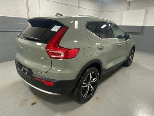 2025 Volvo XC40 B5 Core Bright Theme
