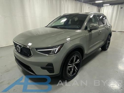 2025 Volvo XC40 B5 Core Bright Theme