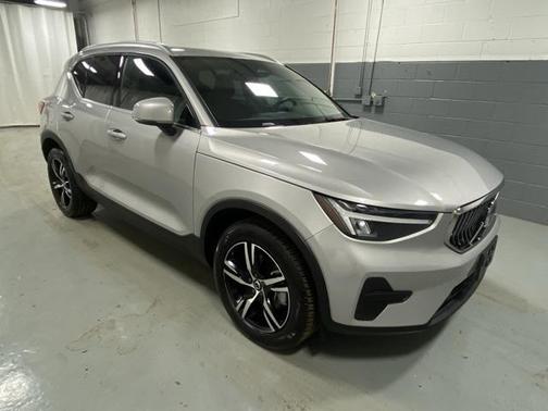 2025 Volvo XC40 B5 Core Bright Theme