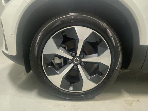 2025 Volvo XC40 Plus Bright Theme