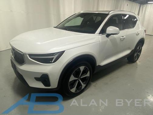2025 Volvo XC40 Plus Bright Theme