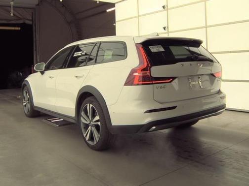 2025 Volvo V60 Cross Country Plus, B5 AWD Gas (mild hybrid)