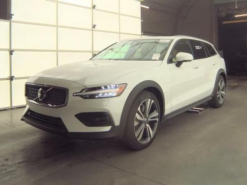 2025 Volvo V60 Cross Country Plus, B5 AWD Gas (mild hybrid)