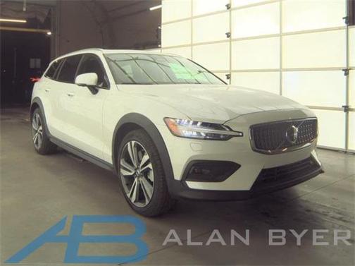 2025 Volvo V60 Cross Country Plus, B5 AWD Gas (mild hybrid)