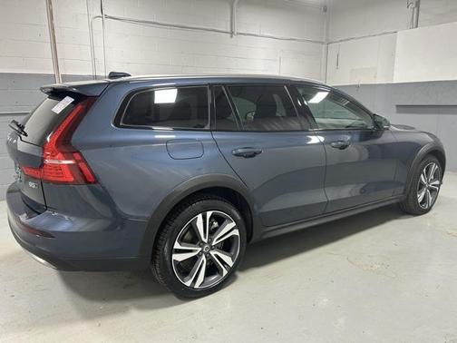 2025 Volvo V60 Cross Country Plus, B5 AWD Gas (mild hybrid)