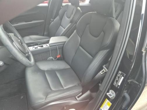 2024 Volvo XC60 Recharge Plug-In Hybrid T8 Core Dark Theme