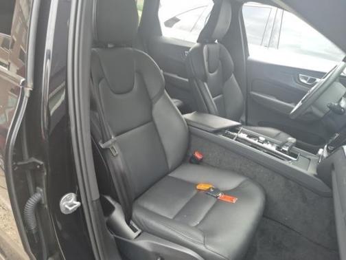 2024 Volvo XC60 Recharge Plug-In Hybrid T8 Core Dark Theme