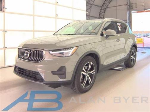 2025 Volvo XC40 B5 Core Bright Theme