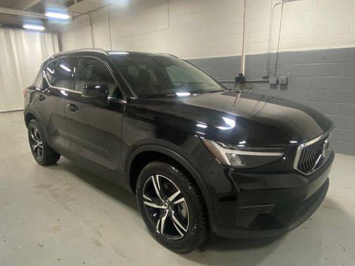 Onyx Black 2025 Volvo XC40 B5 Core Bright Theme