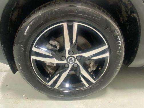 Onyx Black 2025 Volvo XC40 B5 Core Bright Theme