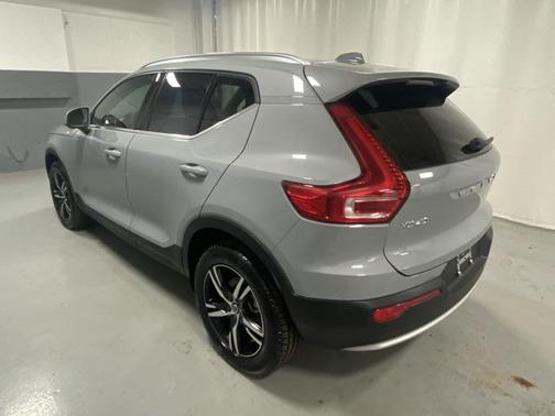 2025 Volvo XC40 B5 Core Bright Theme