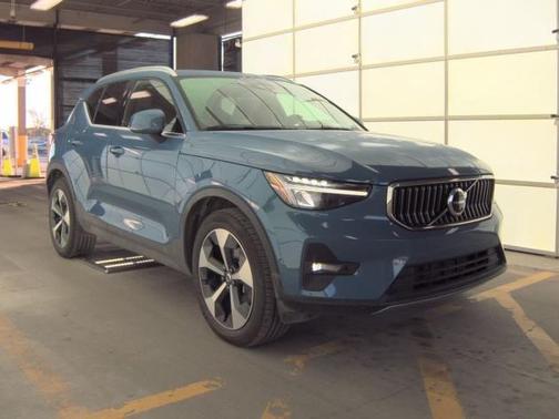 2025 Volvo XC40 B5 Plus Bright Theme
