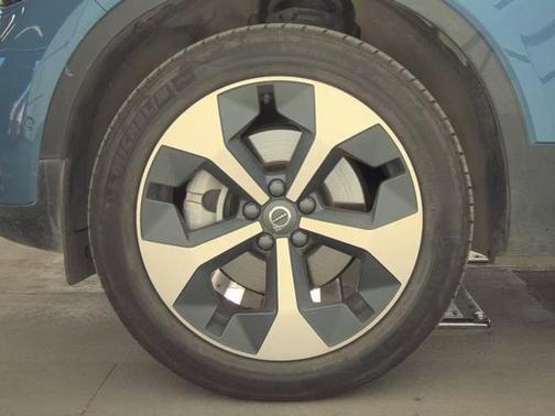 2025 Volvo XC40 B5 Plus Bright Theme