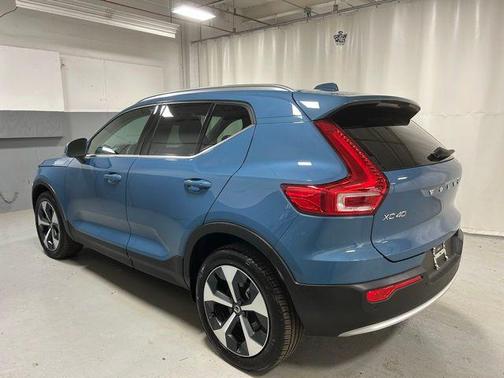 2025 Volvo XC40 B5 Plus Bright Theme