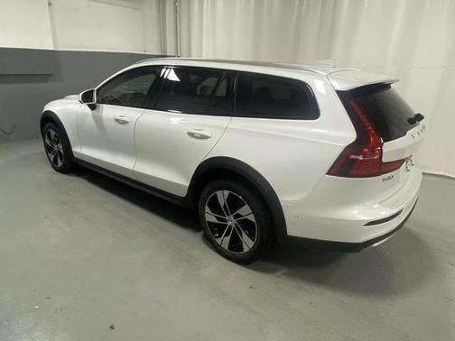 2024 Volvo V60 Cross Country B5 Plus