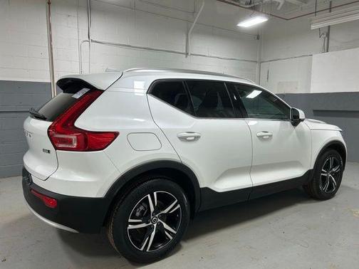 Crystal White 2025 Volvo XC40 B5 Core Bright Theme