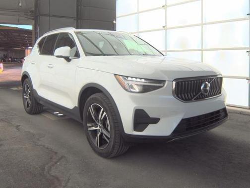 2025 Volvo XC40 B5 Core Bright Theme