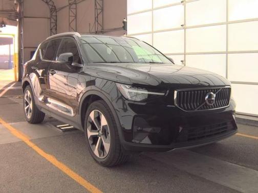 2025 Volvo XC40 B5 Plus Bright Theme