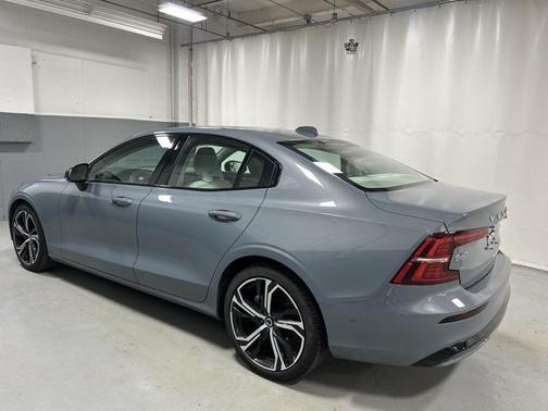 2024 Volvo S60 B5 Ultimate Dark Theme