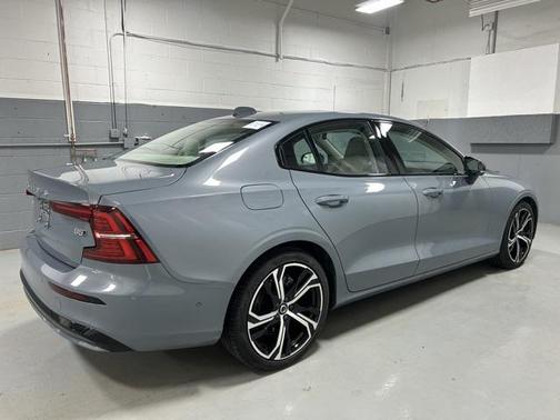 2024 Volvo S60 B5 Ultimate Dark Theme