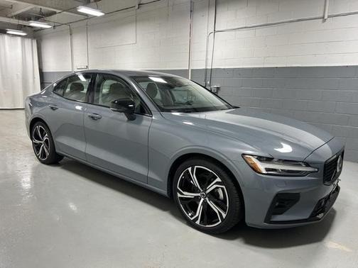 2024 Volvo S60 B5 Ultimate Dark Theme