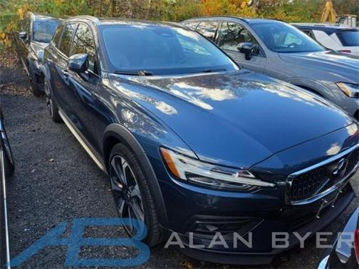 2024 Volvo V60 Cross Country B5 Ultimate