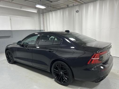 2022 Volvo S60 T6 R-Design