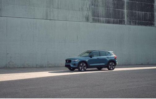 2024 Volvo XC40 B5 Plus Dark Theme