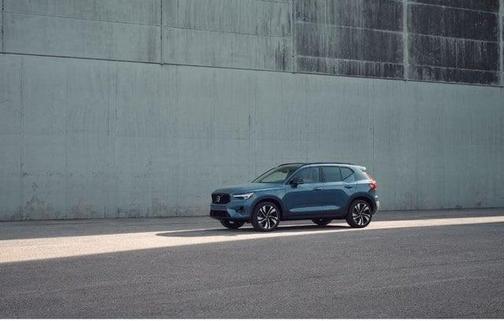 2024 Volvo XC40 B5 Plus Dark Theme