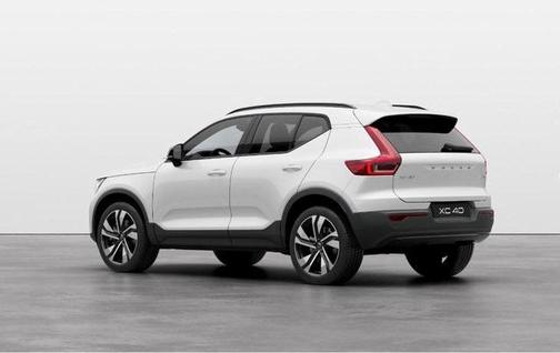 2025 Volvo XC40 B5 Plus Dark Theme