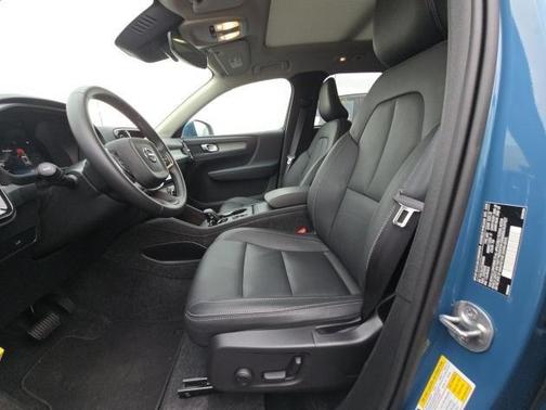 2025 Volvo XC40 B5 Core Bright Theme