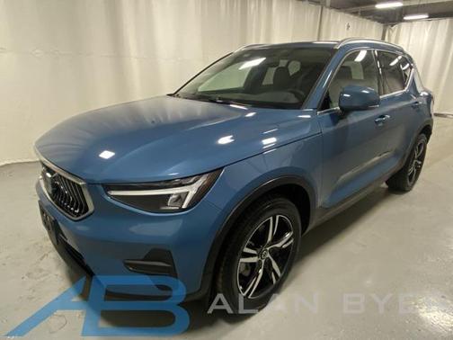 2025 Volvo XC40 B5 Core Bright Theme