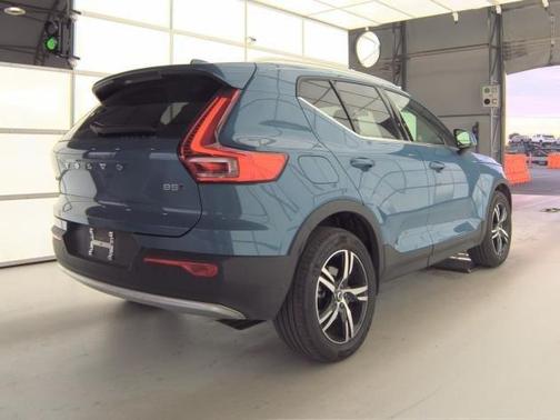 2025 Volvo XC40 B5 Core Bright Theme