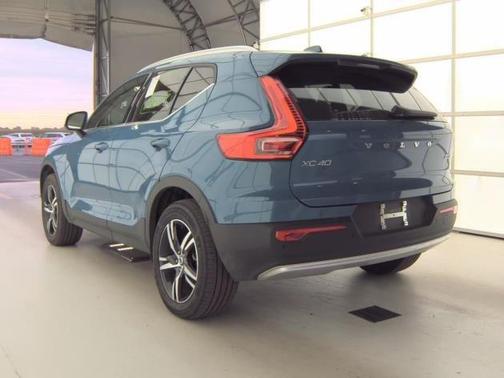 2025 Volvo XC40 B5 Core Bright Theme