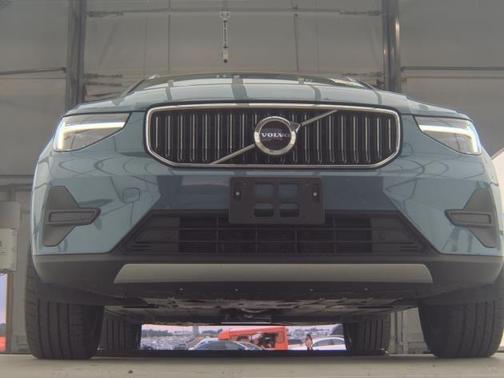 2025 Volvo XC40 B5 Core Bright Theme