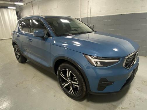 2025 Volvo XC40 B5 Core Bright Theme