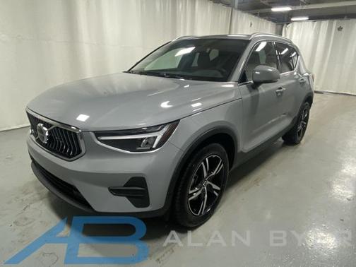 2025 Volvo XC40 B5 Core Bright Theme