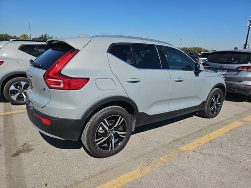 2025 Volvo XC40 B5 Core Bright Theme