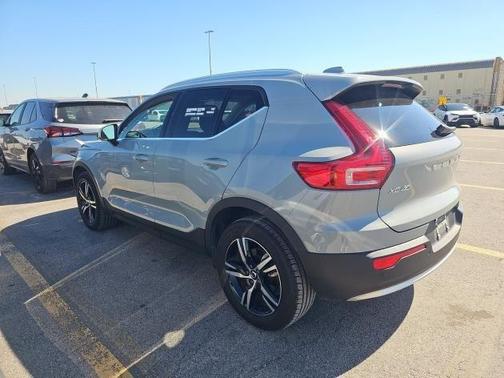 2025 Volvo XC40 B5 Core Bright Theme