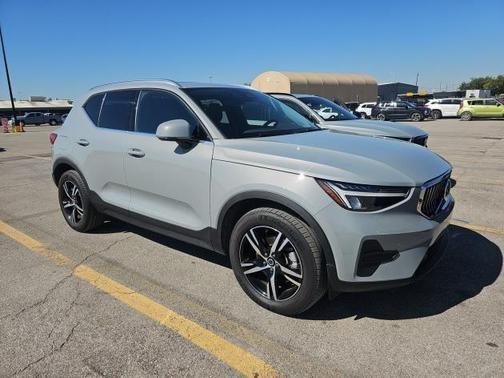 2025 Volvo XC40 B5 Core Bright Theme