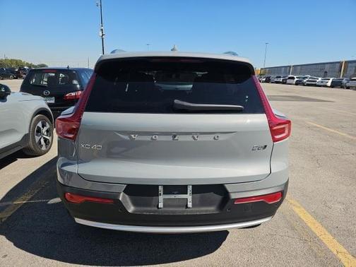 2025 Volvo XC40 B5 Core Bright Theme