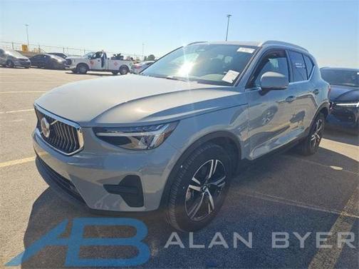 2025 Volvo XC40 B5 Core Bright Theme