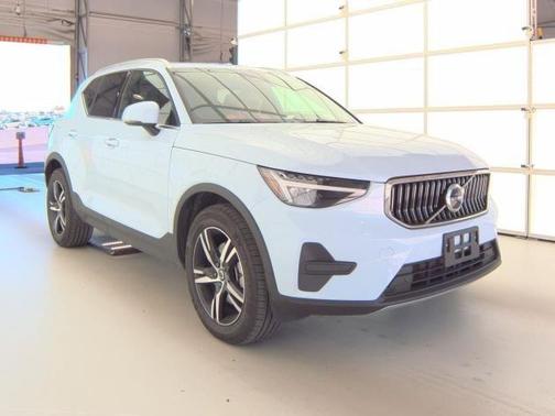 2025 Volvo XC40 B5 Core Bright Theme