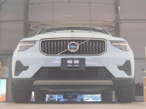 2025 Volvo XC40 B5 Core Bright Theme